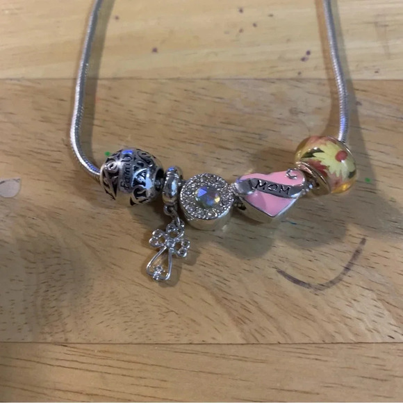 Avon silvertone charm necklace 19” length 5 charms adjustable length - Picture 3 of 4